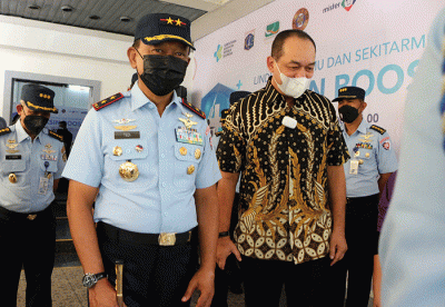 Pangkoopsau 1 Marsda TNI Tedi Rizalihadi (ketiga kiri) dan Ketua MNC Peduli Syafril Nasution (kanan) saat meninjau vaksinasi booster di Gedung HighEnd.