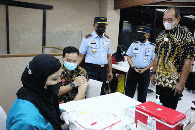 Pangkoopsau 1 Marsda TNI Tedi Rizalihadi (ketiga kiri) dan Ketua MNC Peduli Syafril Nasution (kanan) saat meninjau vaksinasi booster di Gedung HighEnd.