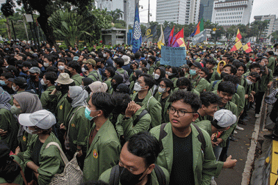 Ratusan massa melakukan aksi unjuk rasa di kawasan Patung Kuda, Jakarta Pusat, Kamis (21/4/2022).