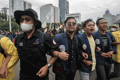 Ratusan massa melakukan aksi unjuk rasa di kawasan Patung Kuda, Jakarta Pusat, Kamis (21/4/2022).