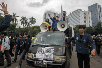 Ratusan massa melakukan aksi unjuk rasa di kawasan Patung Kuda, Jakarta Pusat, Kamis (21/4/2022).