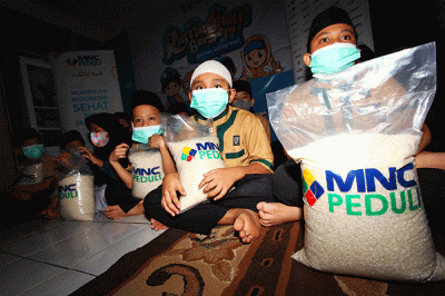 Perwakilan MNC Peduli menyerahkan bantuan berupa beras kepada Kepala Asrama Sahabat Yatim, Umi Asih di Asrama Sahabat Yatim.