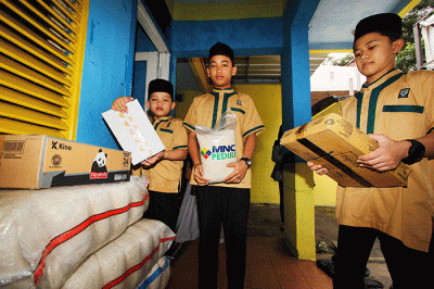 Perwakilan MNC Peduli menyerahkan bantuan berupa beras kepada Kepala Asrama Sahabat Yatim, Umi Asih di Asrama Sahabat Yatim.