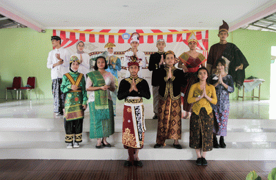 Aksi sejumlah siswa dan siswi saat Fashion Show memperingati Hari Kartini di SMAN 113, Lubang Buaya, Jakarta Timur, Kamis (21/4/2022).