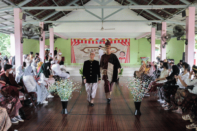 Aksi sejumlah siswa dan siswi saat Fashion Show memperingati Hari Kartini di SMAN 113, Lubang Buaya, Jakarta Timur, Kamis (21/4/2022).