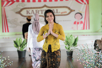 Aksi sejumlah siswa dan siswi saat Fashion Show memperingati Hari Kartini di SMAN 113, Lubang Buaya, Jakarta Timur, Kamis (21/4/2022).