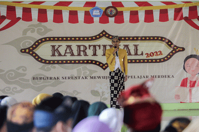 Aksi sejumlah siswa dan siswi saat Fashion Show memperingati Hari Kartini di SMAN 113, Lubang Buaya, Jakarta Timur, Kamis (21/4/2022).