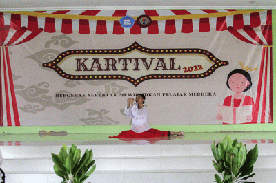 Aksi sejumlah siswa dan siswi saat Fashion Show memperingati Hari Kartini di SMAN 113, Lubang Buaya, Jakarta Timur, Kamis (21/4/2022).