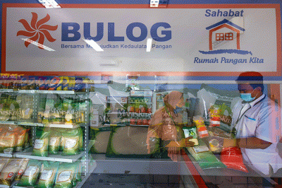 Pengunjung saat membeli kebutuhan di Rumah Pangan Kita, Jakarta Selatan, Rabu (20/4/2022).