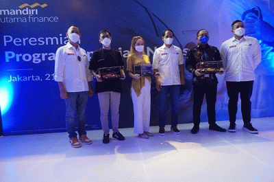 Peluncuran program special fasilitas pembiayaan khusus tenaga kesehatan oleh Mandiri Utama Finance (MUF) di Jakarta, Kamis (21/4/2022).