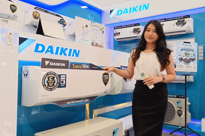 Model mencoba AC inverter Daikin disalah satu toko di Jakarta, Jumat (22/4/2022).