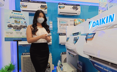 Model mencoba AC inverter Daikin disalah satu toko di Jakarta, Jumat (22/4/2022).