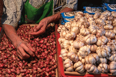 Suasana aktivitas jual beli di Pasar PSPT Tebet, Jakarta Selatan, Jumat (22/4/2022).
