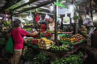 Suasana aktivitas jual beli di Pasar PSPT Tebet, Jakarta Selatan, Jumat (22/4/2022).
