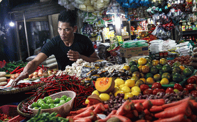 Suasana aktivitas jual beli di Pasar PSPT Tebet, Jakarta Selatan, Jumat (22/4/2022).