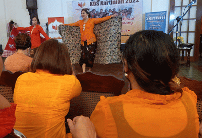 Fashion show kebaya dan tari Semarangan memeriahkan peringatan Hari Kartini di Monod Diephuis kawasan Kota Lama Semarang, Jawa Tengah, Kamis (21/4/2022).