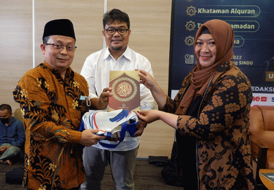 Ustaz Yusuf Mansur memberikan tausiyah pada acara Tausiyah dan Khataman Al-Qur'an bertajuk Cahaya Ramadhan di Auditorium Gedung SINDO, Kamis (21/4/2022).