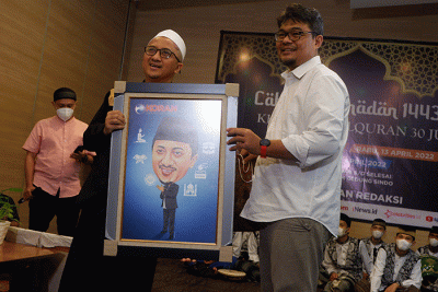 Ustaz Yusuf Mansur memberikan tausiyah pada acara Tausiyah dan Khataman Al-Qur'an bertajuk Cahaya Ramadhan di Auditorium Gedung SINDO, Kamis (21/4/2022).