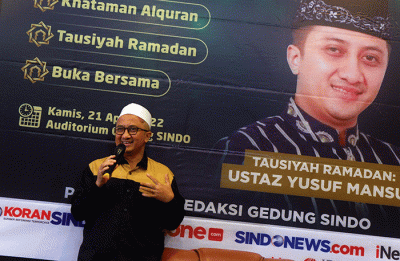 Ustaz Yusuf Mansur memberikan tausiyah pada acara Tausiyah dan Khataman Al-Qur'an bertajuk Cahaya Ramadhan di Auditorium Gedung SINDO, Kamis (21/4/2022).