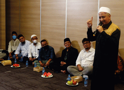 Ustaz Yusuf Mansur memberikan tausiyah pada acara Tausiyah dan Khataman Al-Qur'an bertajuk Cahaya Ramadhan di Auditorium Gedung SINDO, Kamis (21/4/2022).