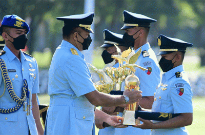 Kepala Staf Angkatan Udara (Kasau) Marsekal TNI Fadjar Prasetyo, melantik 37 penerbang baru dan 6 Navigator baru dalam sebuah upacara Wing Day.