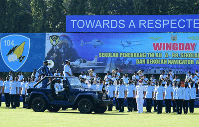 Kepala Staf Angkatan Udara (Kasau) Marsekal TNI Fadjar Prasetyo, melantik 37 penerbang baru dan 6 Navigator baru dalam sebuah upacara Wing Day.