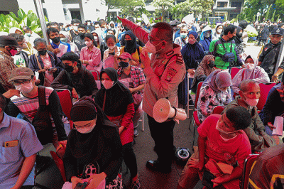 Warga menunjukkan tiket mudik gratis Lebaran 2022 di depan Gedung Balai Pertemuan Metro Jaya, Polda Metro Jaya, Jakarta Selatan, Sabtu (23/4/2022).