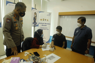 Vaksinasi Merdeka Booster di Gedung Grha Asuransi Astra, Jakarta, Sabtu (23/4/2022).