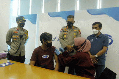 Vaksinasi Merdeka Booster di Gedung Grha Asuransi Astra, Jakarta, Sabtu (23/4/2022).