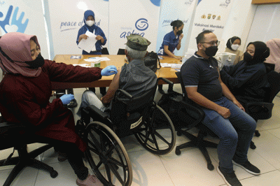 Vaksinasi Merdeka Booster di Gedung Grha Asuransi Astra, Jakarta, Sabtu (23/4/2022).