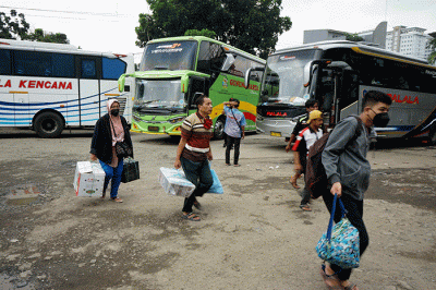 Calon pemudik menunggu bus yang akan membawa mereka ke kampung halaman di Terminal Bus Bayangan Pondok Pinang, Jakarta Selatan, Sabtu (23/4/2022).