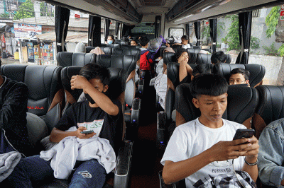 Calon pemudik menunggu bus yang akan membawa mereka ke kampung halaman di Terminal Bus Bayangan Pondok Pinang, Jakarta Selatan, Sabtu (23/4/2022).
