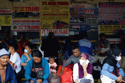 Calon pemudik menunggu bus yang akan membawa mereka ke kampung halaman di Terminal Bus Bayangan Pondok Pinang, Jakarta Selatan, Sabtu (23/4/2022).