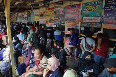 Calon pemudik menunggu bus yang akan membawa mereka ke kampung halaman di Terminal Bus Bayangan Pondok Pinang, Jakarta Selatan, Sabtu (23/4/2022).