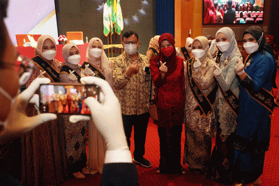 Dokter-dokter muda Universitas Nahdlatul Ulama Surabaya (Unusa) mendapat ucapan selamat dari para dosen, dekan dan rektorat usai prosesi Pengambilan sumpah.