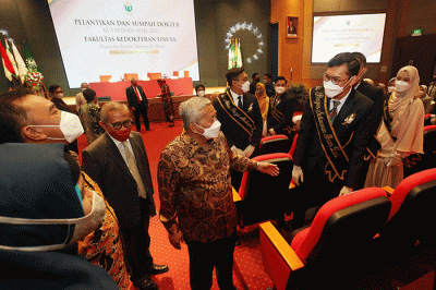 Dokter-dokter muda Universitas Nahdlatul Ulama Surabaya (Unusa) mendapat ucapan selamat dari para dosen, dekan dan rektorat usai prosesi Pengambilan sumpah.