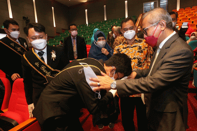 Dokter-dokter muda Universitas Nahdlatul Ulama Surabaya (Unusa) mendapat ucapan selamat dari para dosen, dekan dan rektorat usai prosesi Pengambilan sumpah.