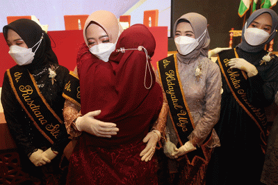 Dokter-dokter muda Universitas Nahdlatul Ulama Surabaya (Unusa) mendapat ucapan selamat dari para dosen, dekan dan rektorat usai prosesi Pengambilan sumpah.