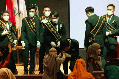 Dokter-dokter muda Universitas Nahdlatul Ulama Surabaya (Unusa) mendapat ucapan selamat dari para dosen, dekan dan rektorat usai prosesi Pengambilan sumpah.
