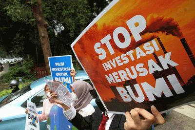 Aktivis dari Climate Rangers Jakarta, XR Jakarta, dan 350 Indonesia melakukan aksi di depan gedung Kementerian Investasi/BKPM, Jakarta, Jumat (22/4/2022).