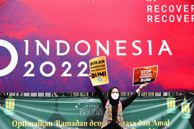 Aktivis dari Climate Rangers Jakarta, XR Jakarta, dan 350 Indonesia melakukan aksi di depan gedung Kementerian Investasi/BKPM, Jakarta, Jumat (22/4/2022).