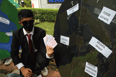 Aktivis dari Climate Rangers Jakarta, XR Jakarta, dan 350 Indonesia melakukan aksi di depan gedung Kementerian Investasi/BKPM, Jakarta, Jumat (22/4/2022).