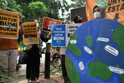 Aktivis dari Climate Rangers Jakarta, XR Jakarta, dan 350 Indonesia melakukan aksi di depan gedung Kementerian Investasi/BKPM, Jakarta, Jumat (22/4/2022).