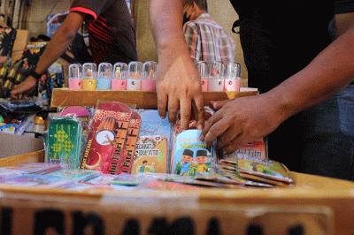 Pedagang menjual Amplop lebaran di kawasan Pasar Asemka, Jakarta, Sabtu (23/4/2022).