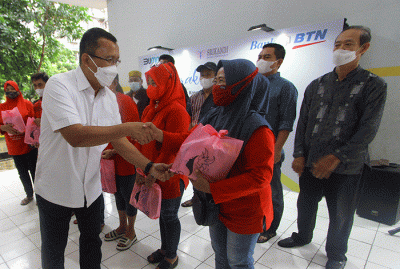 Penyerahan bantuan sosial kepada masyarakat sebagai bentuk aksi amal dari kegiatan 