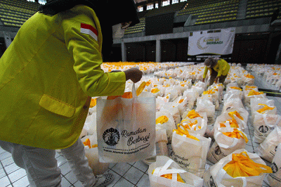 Tahun ini ILUNI UI menyalurkan lebih dari 2.700 paket sembako kepada karyawan outsourcing UI golongan 1 dan 2 serta warga Depok.