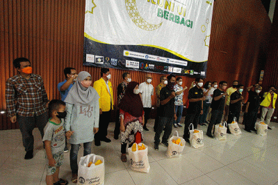 Tahun ini ILUNI UI menyalurkan lebih dari 2.700 paket sembako kepada karyawan outsourcing UI golongan 1 dan 2 serta warga Depok.