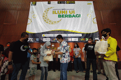 Tahun ini ILUNI UI menyalurkan lebih dari 2.700 paket sembako kepada karyawan outsourcing UI golongan 1 dan 2 serta warga Depok.