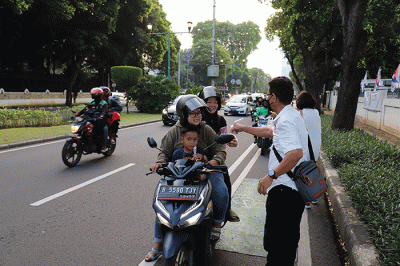 Sekretaris Bidang Sosial & Kesra DPP Perindo Perkasa Alam saat berbagi takjil di depan kantor DPP Perindo di kawasan Menteng, Jakarta Pusat.