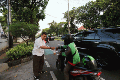 Sekretaris Bidang Sosial & Kesra DPP Perindo Perkasa Alam saat berbagi takjil di depan kantor DPP Perindo di kawasan Menteng, Jakarta Pusat.